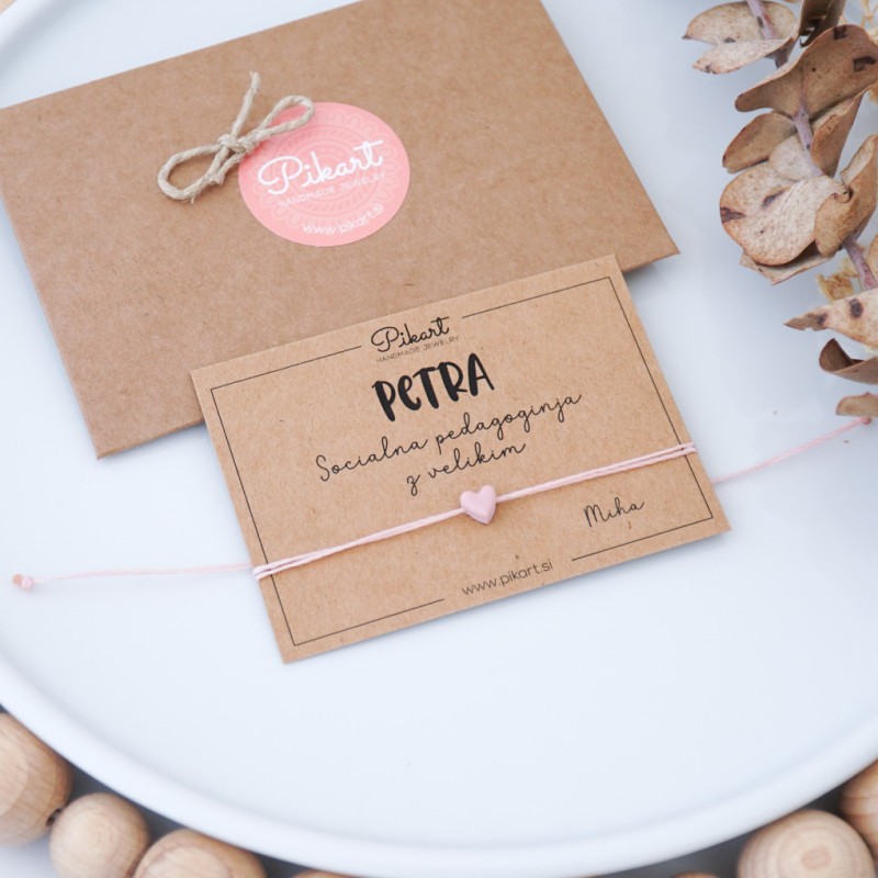 Darilo za socialno pedagoginjo - personalizirana zapestnica s srčkom