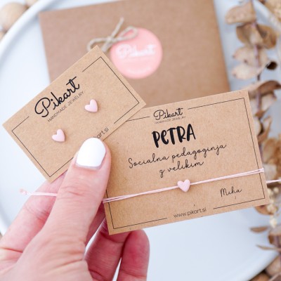 Darilo za socialno pedagoginjo - personalizirana zapestnica s srčkom