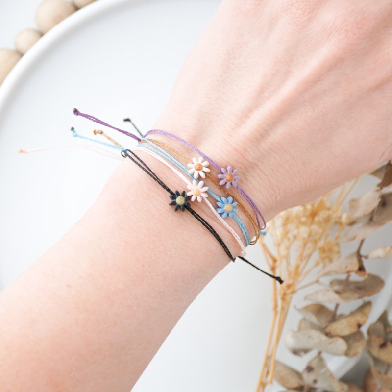 Personalizirano darilo za vzgojiteljice ali učiteljice - zapestnica z rožico