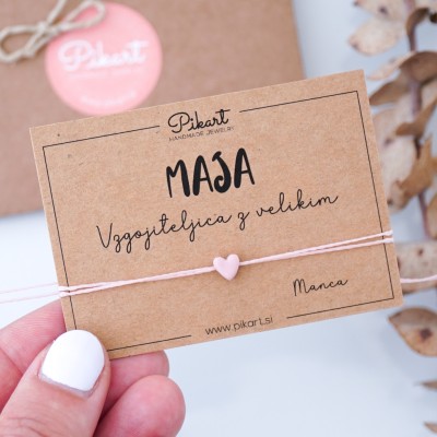 Unikatno darilo za vzgojiteljico - personalizirana zapestnica s srčkom