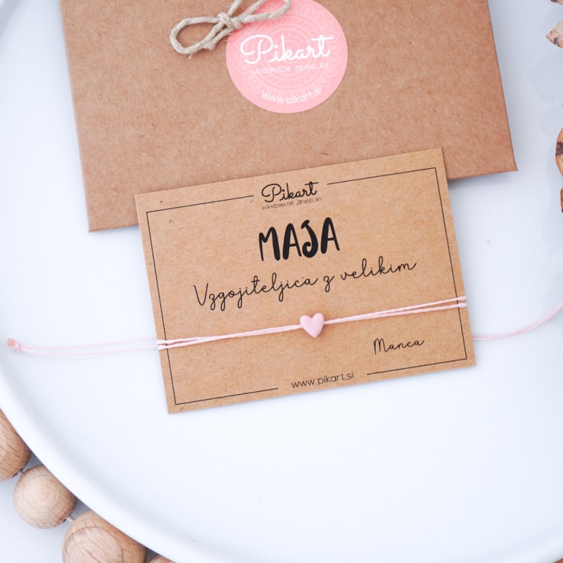 Unikatno darilo za vzgojiteljico - personalizirana zapestnica s srčkom