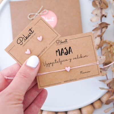 Unikatno darilo za vzgojiteljico - personalizirana zapestnica s srčkom