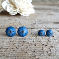 Majhni okrogli uhančki - temno modre rožice