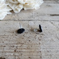 Črno beli uhančki - Minimalistični uhani z motivom rožice