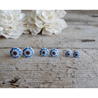 Ročno izdelani modri uhančki z motivom rožice