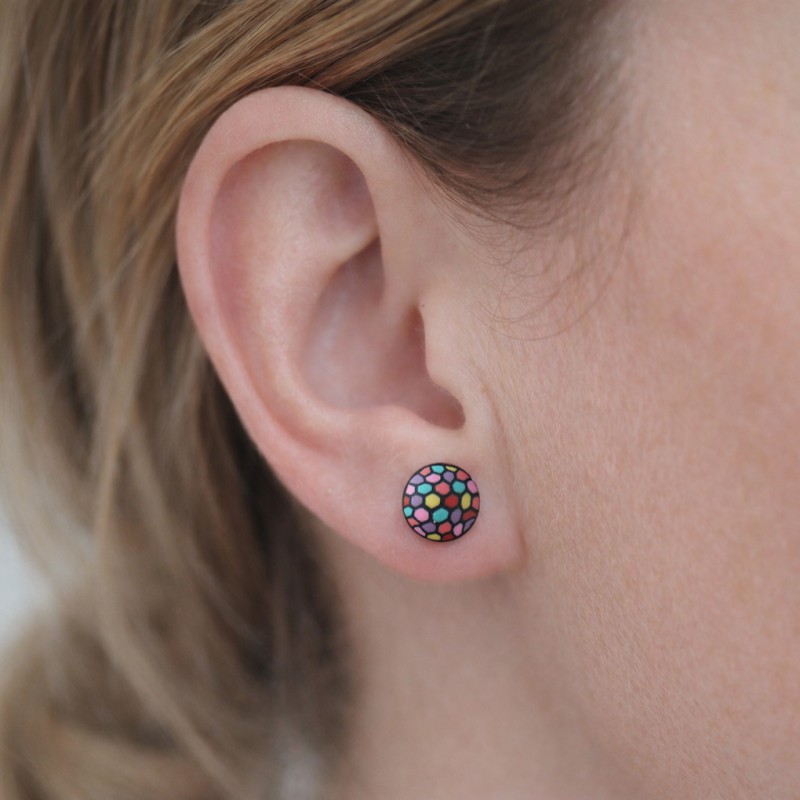 Barviti mini uhani s pikicami