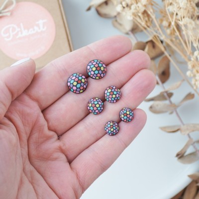 Barviti mini uhani s pikicami