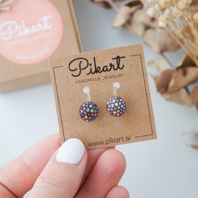 Barviti mini uhani s pikicami