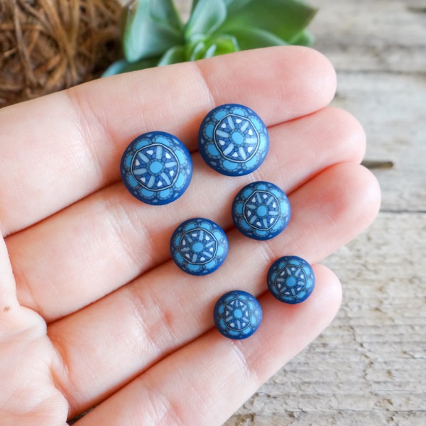 Modri mandala okrogli uhani na klip