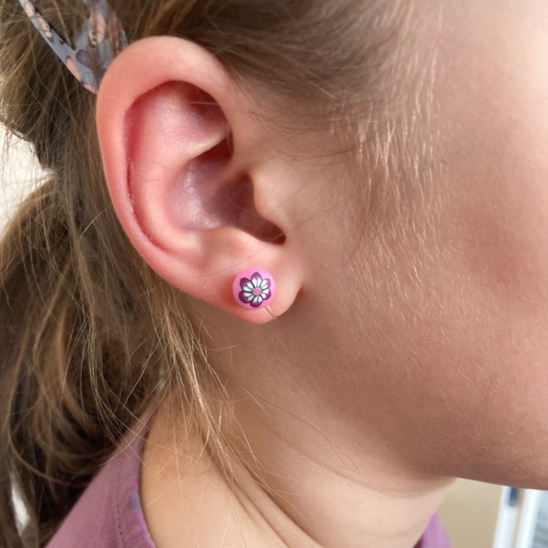 Roza otroški uhani za nepreluknjana ušesa z motivom rožice