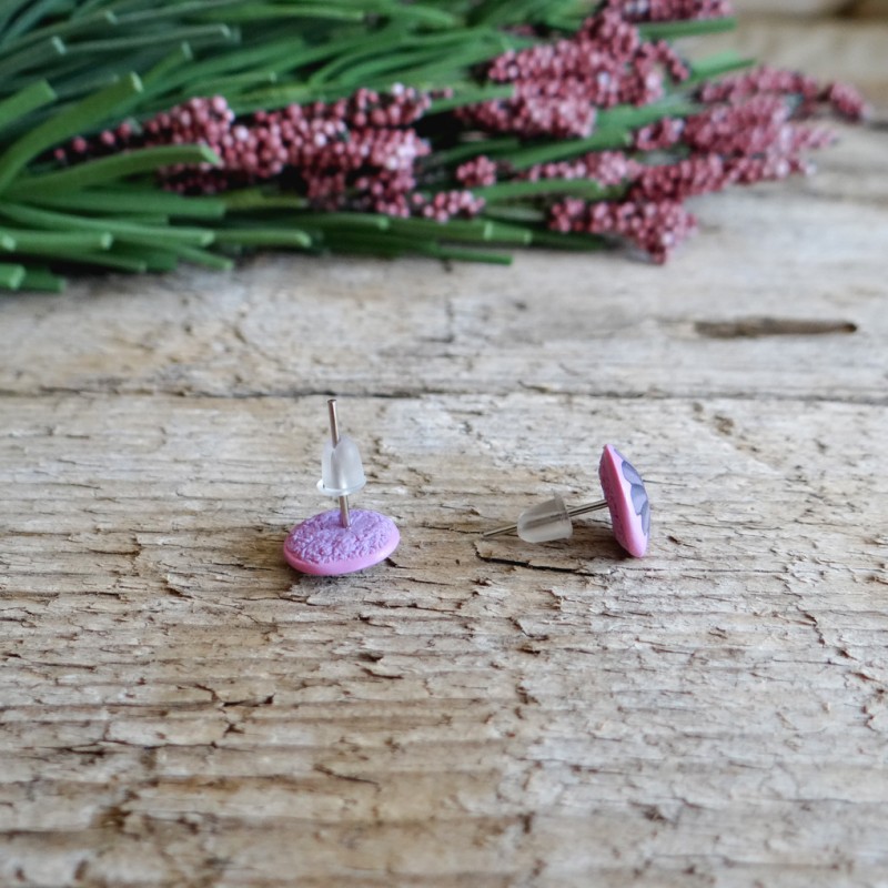 Pudrasto vijolični okrogli uhani brez niklja