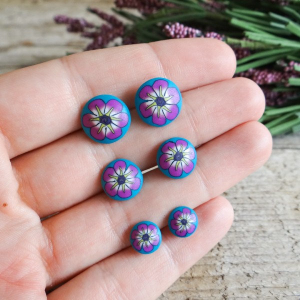 Turkizno lila majhni okrogli uhani na klip