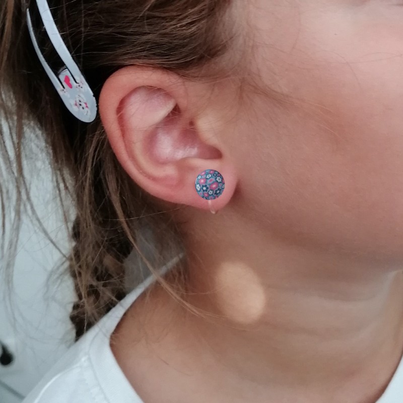 Otroški uhani z rožicami – unikatni okrogli uhani