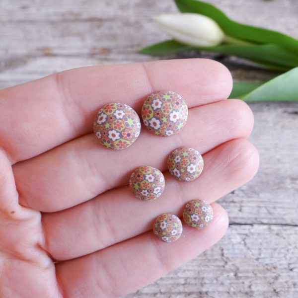 Rožasti uhani na klip v zemeljskih odtenkih