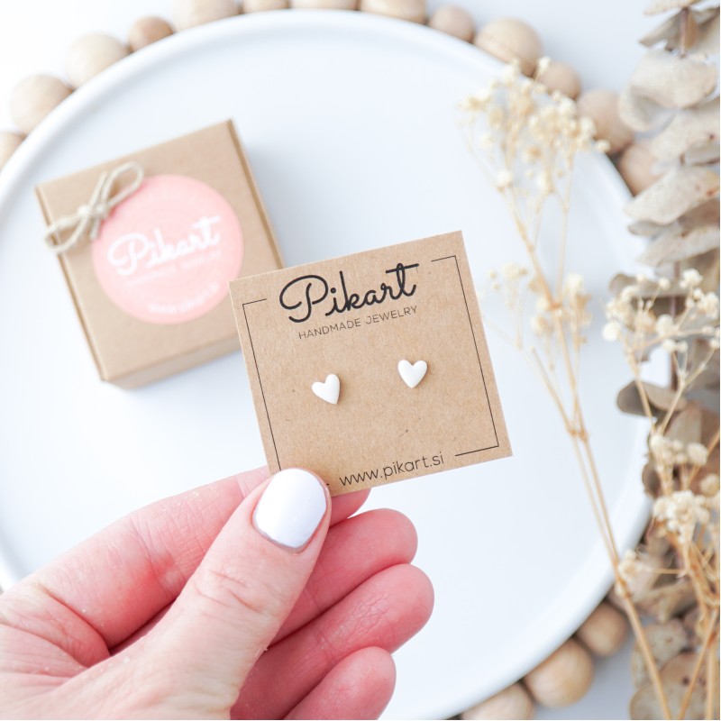 Majhni uhani srčki v različnih barvah