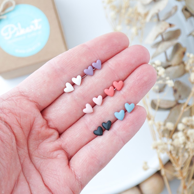 Majhni uhani srčki v različnih barvah