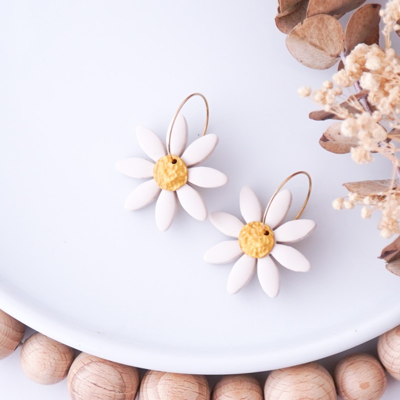 Viseči uhani marjetice - ročno izdelani cvetlični uhani