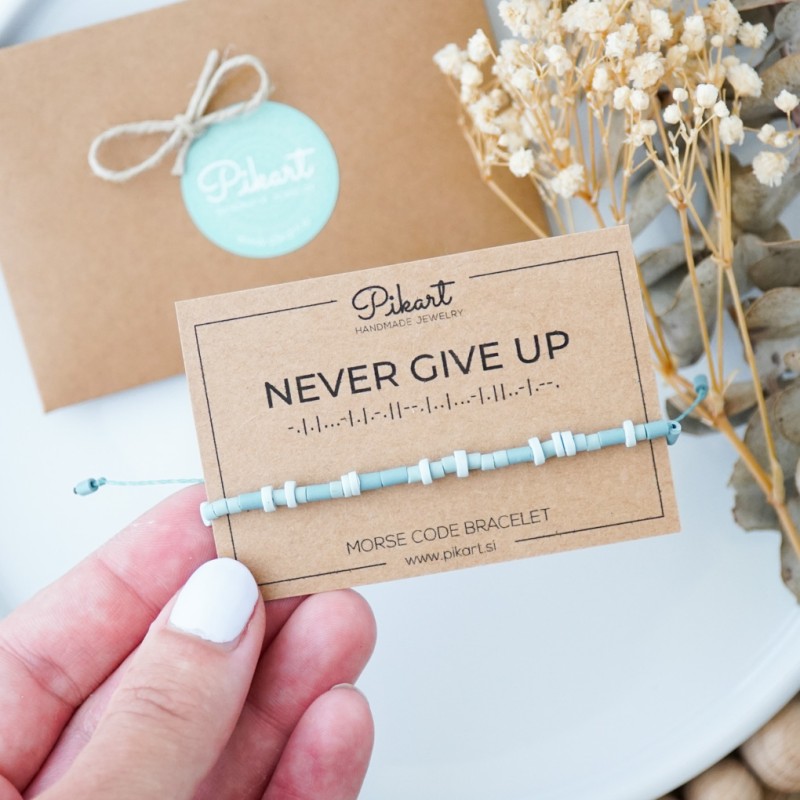 Turkizna personalizirana zapestnica z napisom v Morsejevi abecedi
