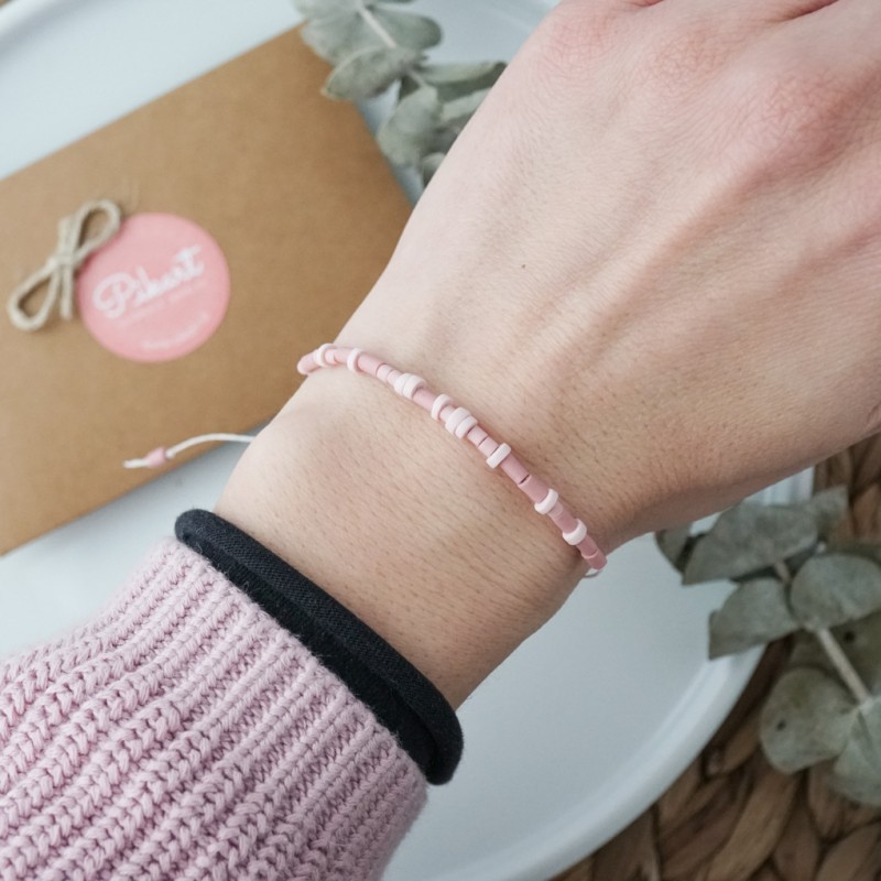 Pudrasto roza personalizirana zapestnica z napisom v Morsejevi abecedi