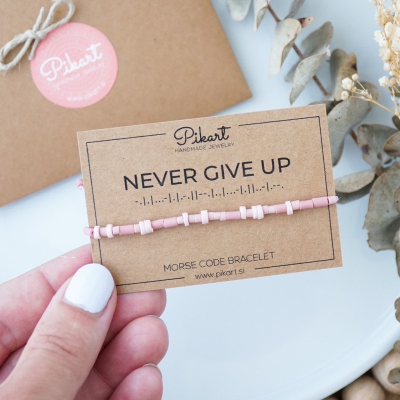 Pudrasto roza personalizirana zapestnica z napisom v Morsejevi abecedi