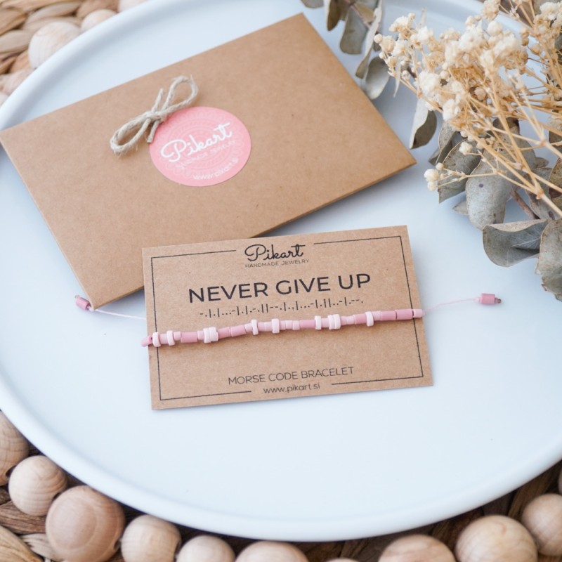 Pudrasto roza personalizirana zapestnica z napisom v Morsejevi abecedi