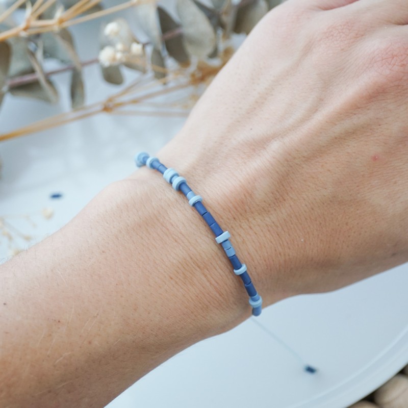 Modra personalizirana zapestnica z napisom v Morsejevi abecedi