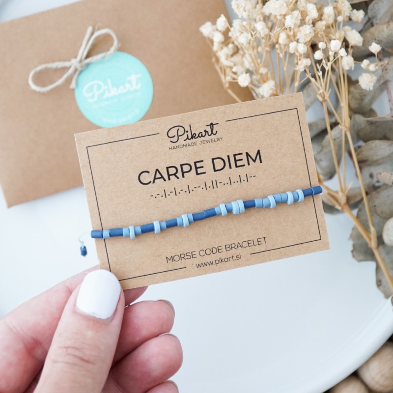 Modra personalizirana zapestnica z napisom v Morsejevi abecedi