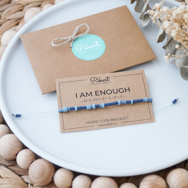 Modra personalizirana zapestnica z napisom v Morsejevi abecedi