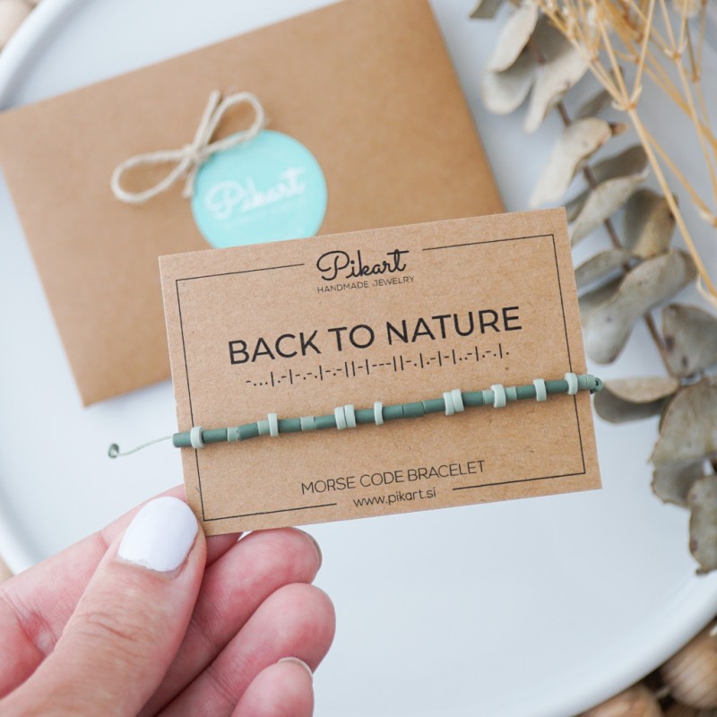 Zelena personalizirana zapestnica z napisom v Morsejevi abecedi