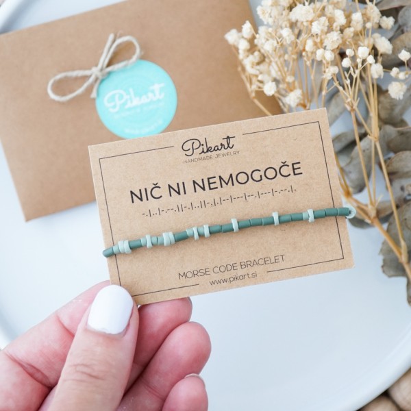 Zelena personalizirana zapestnica z napisom v Morsejevi abecedi
