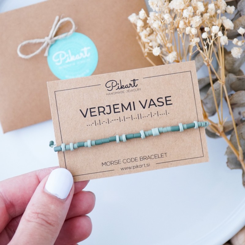 Zelena personalizirana zapestnica z napisom v Morsejevi abecedi