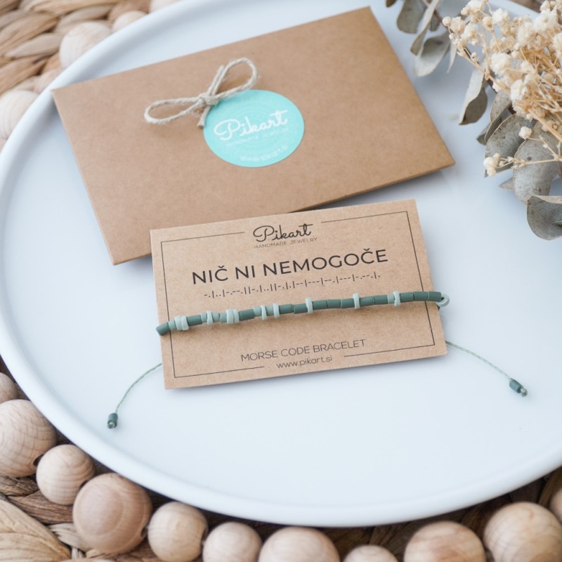 Zelena personalizirana zapestnica z napisom v Morsejevi abecedi