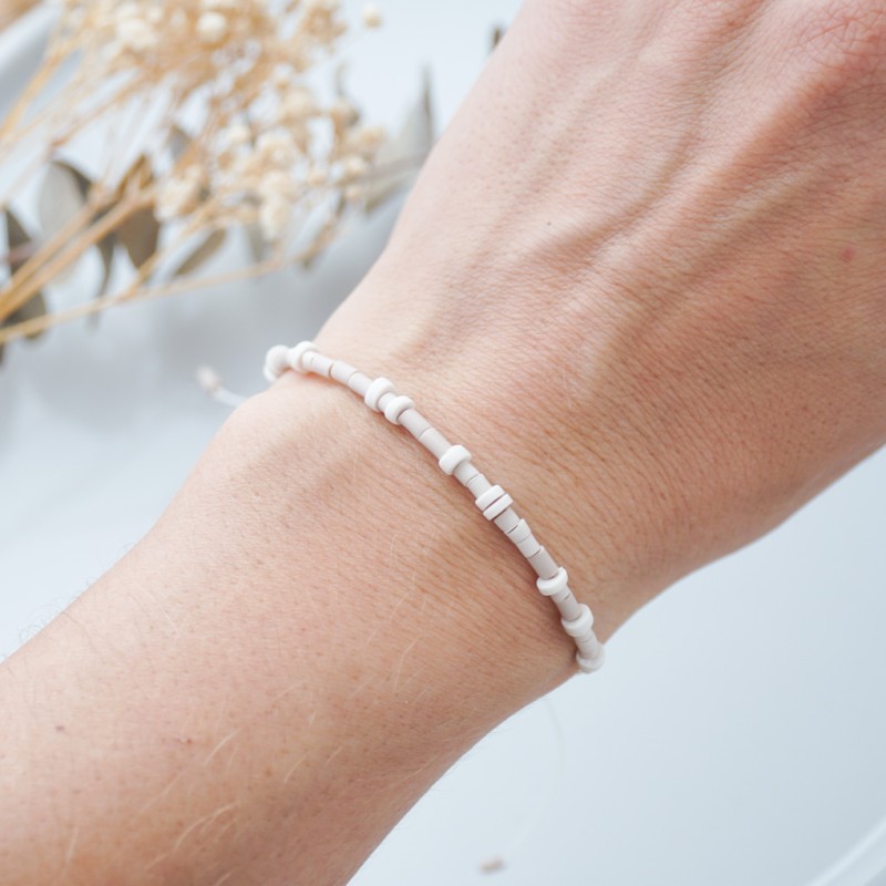 Bež personalizirana zapestnica z napisom v Morsejevi abecedi