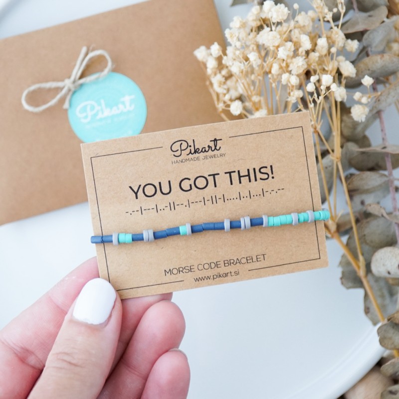 Modro zelena personalizirana zapestnica z napisom v Morsejevi abecedi