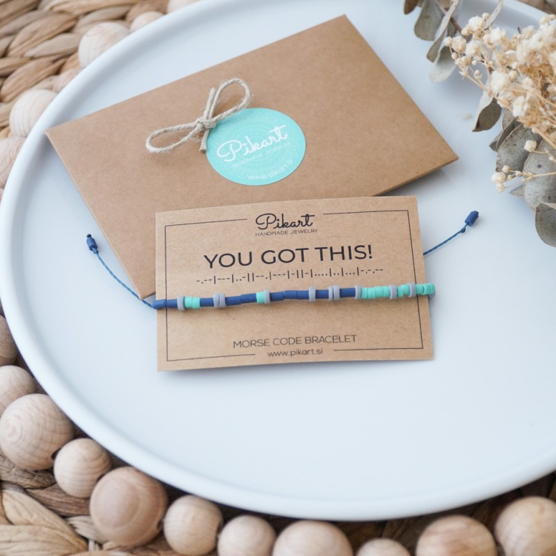 Modro zelena personalizirana zapestnica z napisom v Morsejevi abecedi