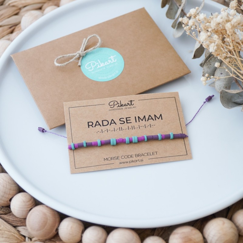 Vijolična personalizirana zapestnica z napisom v Morsejevi abecedi