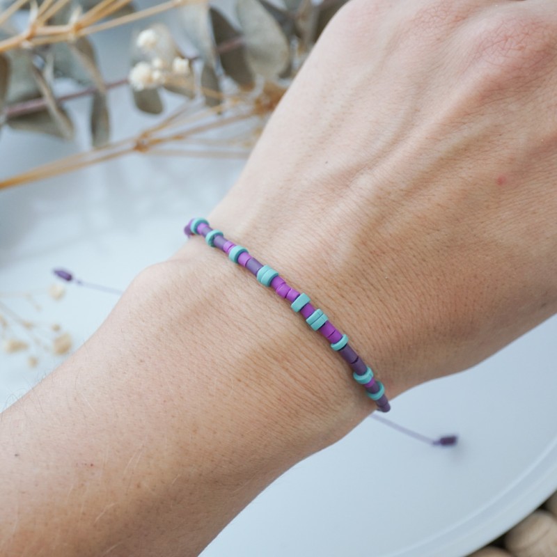 Vijolična personalizirana zapestnica z napisom v Morsejevi abecedi