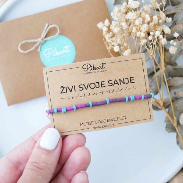 Vijolična personalizirana zapestnica z napisom v Morsejevi abecedi