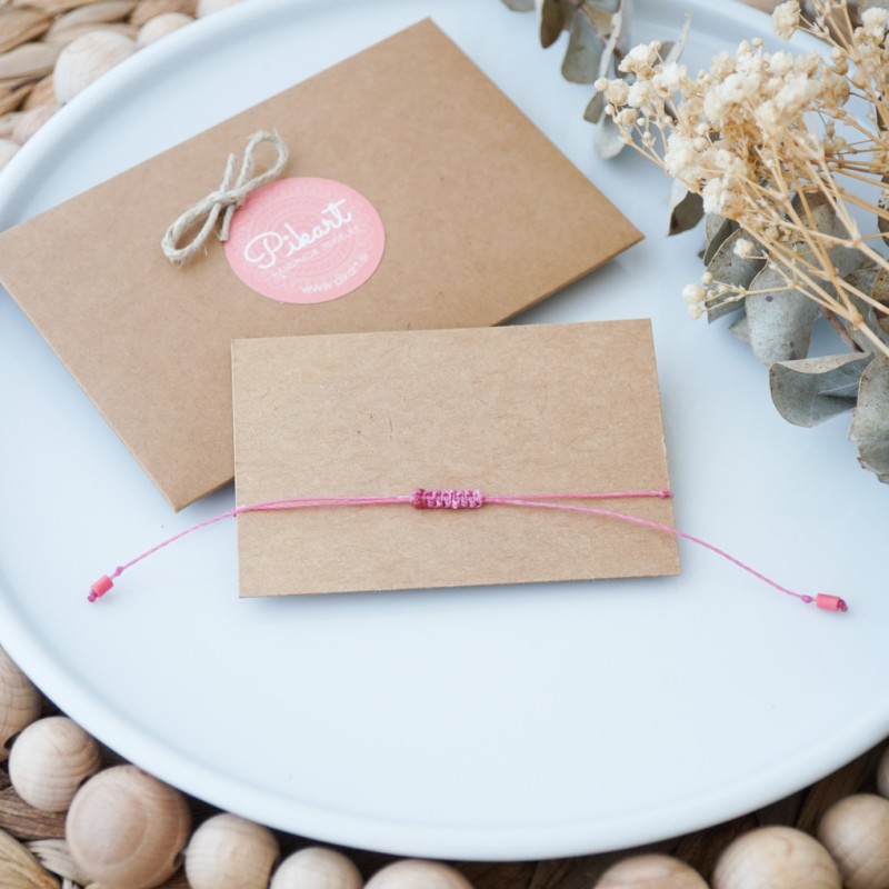 Oranžno roza personalizirana zapestnica z napisom v Morsejevi abecedi