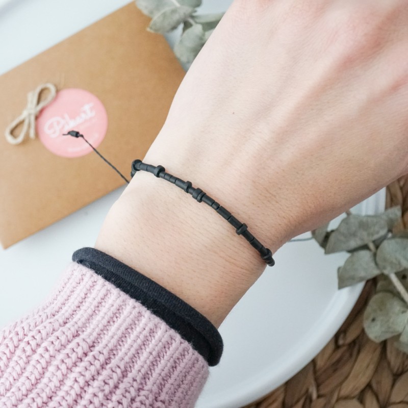 Črna personalizirana zapestnica z napisom v Morsejevi abecedi