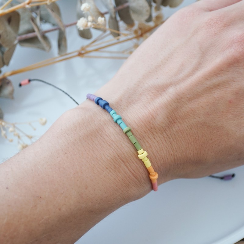 Mavrična personalizirana zapestnica z napisom v Morsejevi abecedi