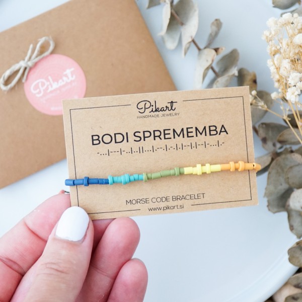 Mavrična personalizirana zapestnica z napisom v Morsejevi abecedi