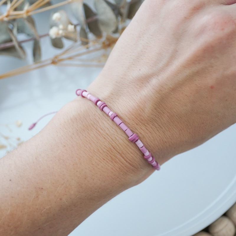 Svetlo lila personalizirana zapestnica z napisom v Morsejevi abecedi