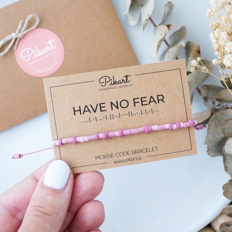 Svetlo lila personalizirana zapestnica z napisom v Morsejevi abecedi
