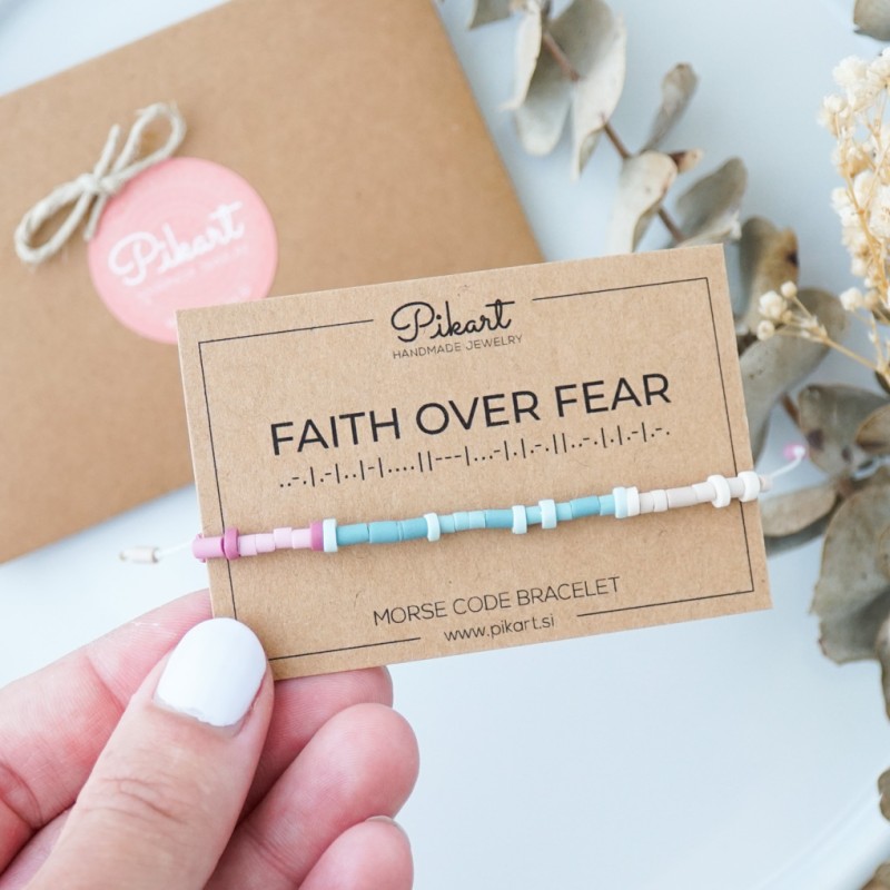 Pastelna personalizirana zapestnica z napisom v Morsejevi abecedi