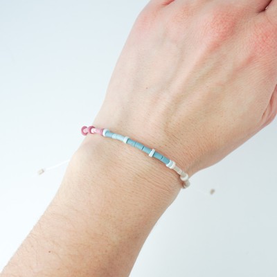 Pastelna personalizirana zapestnica z napisom v Morsejevi abecedi