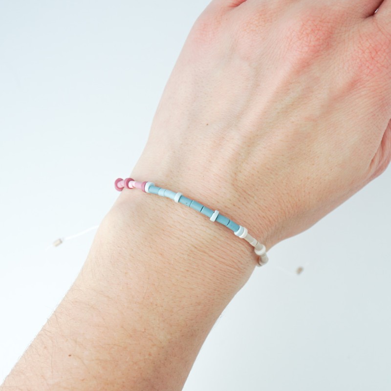 Pastelna personalizirana zapestnica z napisom v Morsejevi abecedi