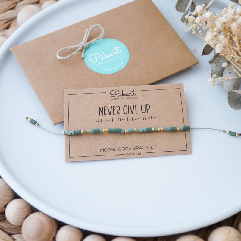 Zeleno zlata personalizirana zapestnica z napisom v Morsejevi abecedi