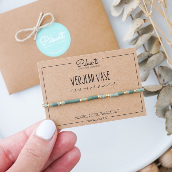 Zeleno zlata personalizirana zapestnica z napisom v Morsejevi abecedi