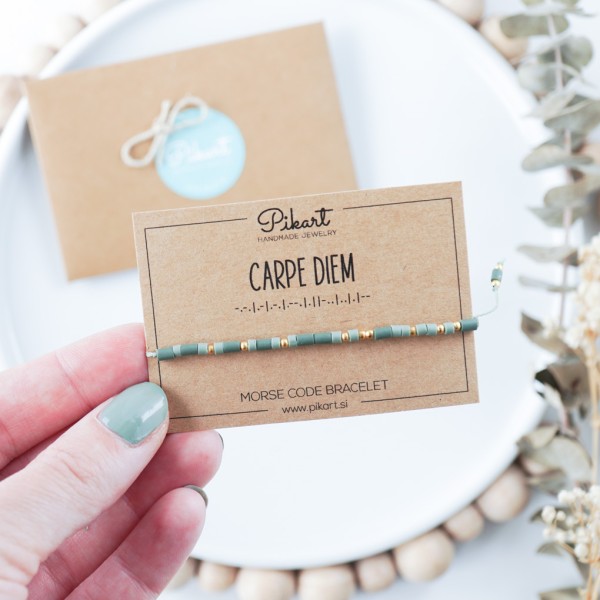Zeleno zlata personalizirana zapestnica z napisom v Morsejevi abecedi